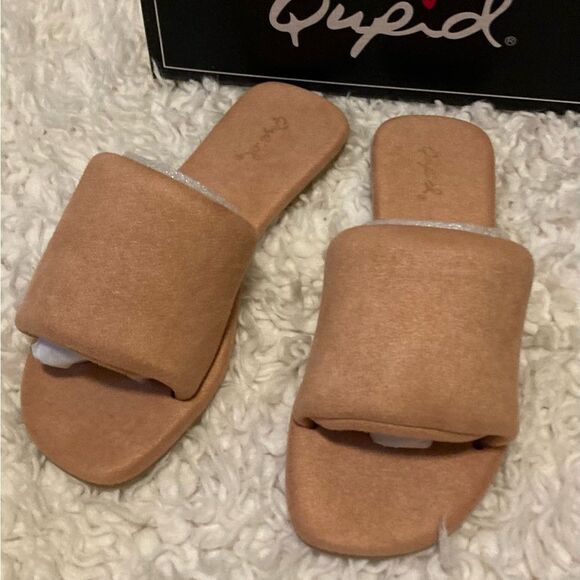 Qupid Slip On Faux Suede Sandals Size 6 NWT - Picture 1 of 6